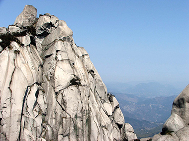 天柱山“鑄美靚牌”系統(tǒng)更新旅游導(dǎo)覽標(biāo)牌